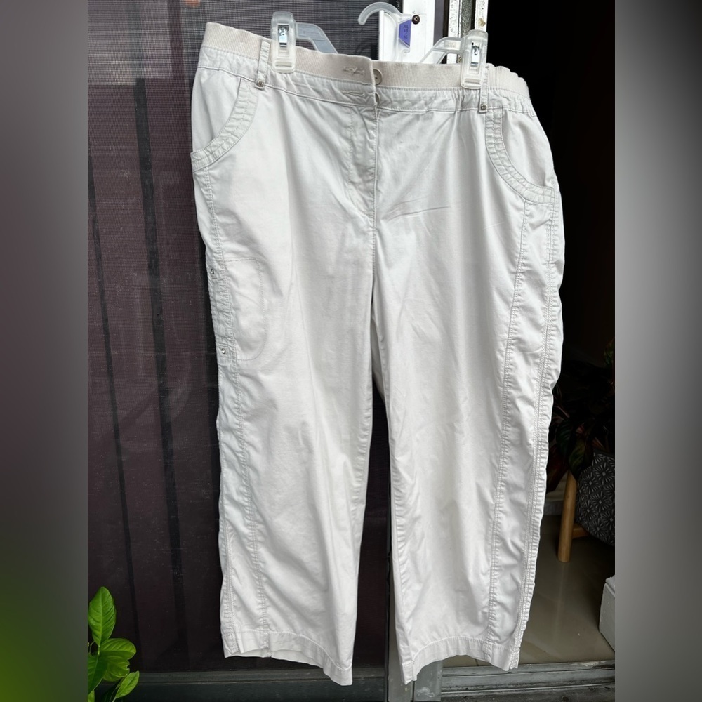 JM Collection Women's Pants Size 12 White Cotton Spandex Cropped. Capri